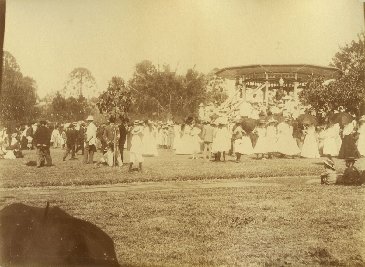 Crowds enjoying a day at the Botanic Gardens during Commonwealth Day celebrations, Brisbane, 1901