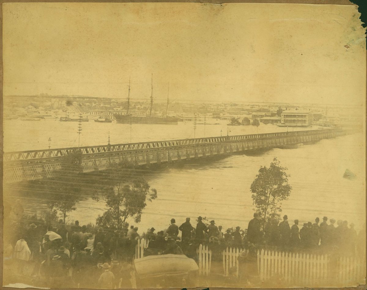 Spectators watch as floodwaters threaten to wash away Victoria Bridge, Brisbane, 1893