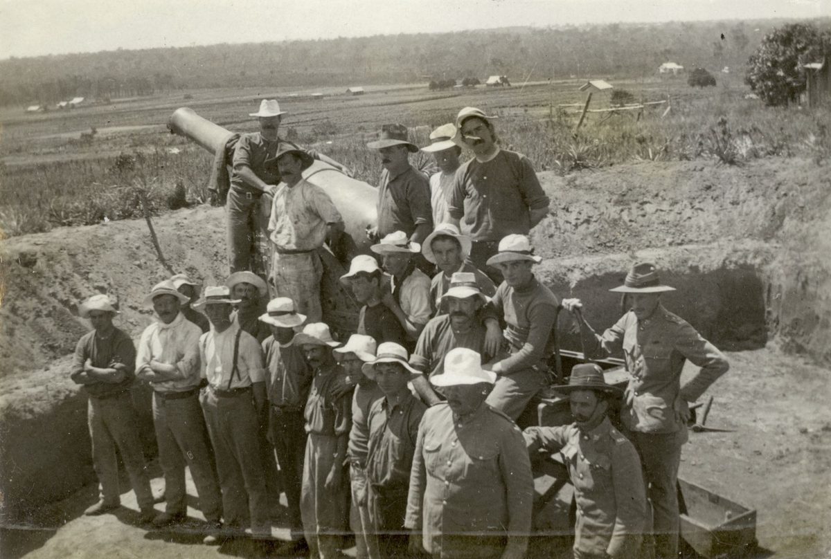 Members of the Royal Australian Artillery with a mounted six inch gun, Lytton, September 1908