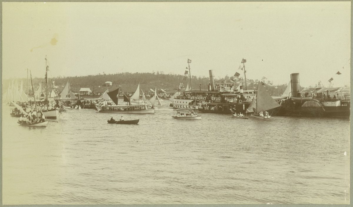 Flotilla of yachts and other craft at the Henley on Brisbane regatta, March 1909