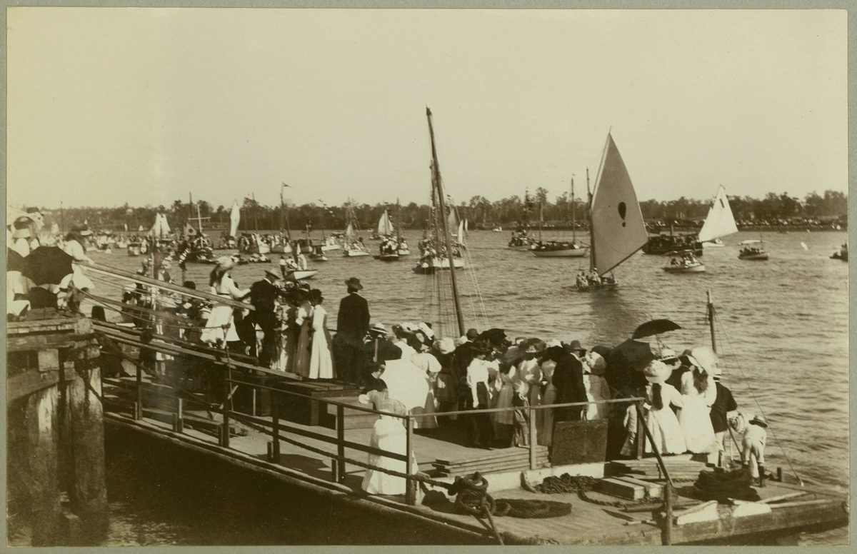 Spectators watching the races in the Henley on the Brisbane River regatta, 1909