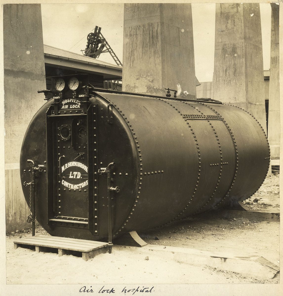 Hospital air lock at the Grey Street Bridge construction site, 1930