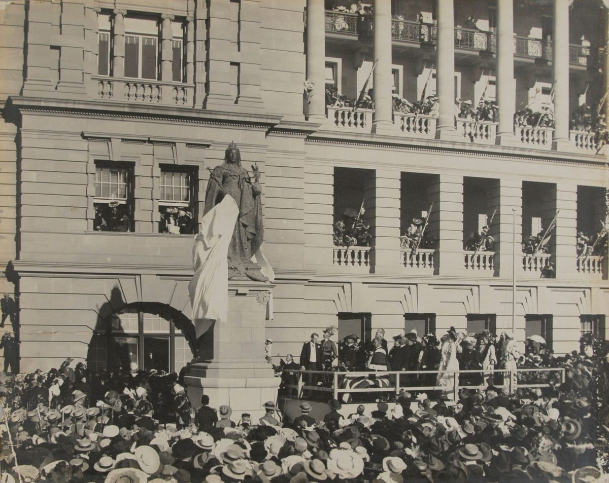 Unveiling of a statue of Queen Victoria in the Executive Gardens, Brisbane, 1906