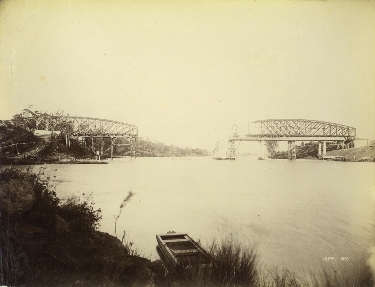 Joining the spans on the Indooroopilly Bridge from the northern and southern ends, 1895