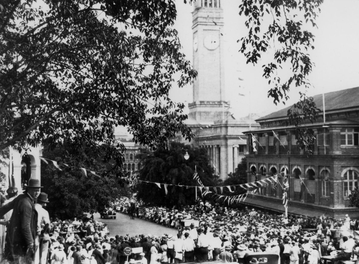Crowds gather on Albert Street to welcome the Duke of Gloucester to Brisbane, 1934