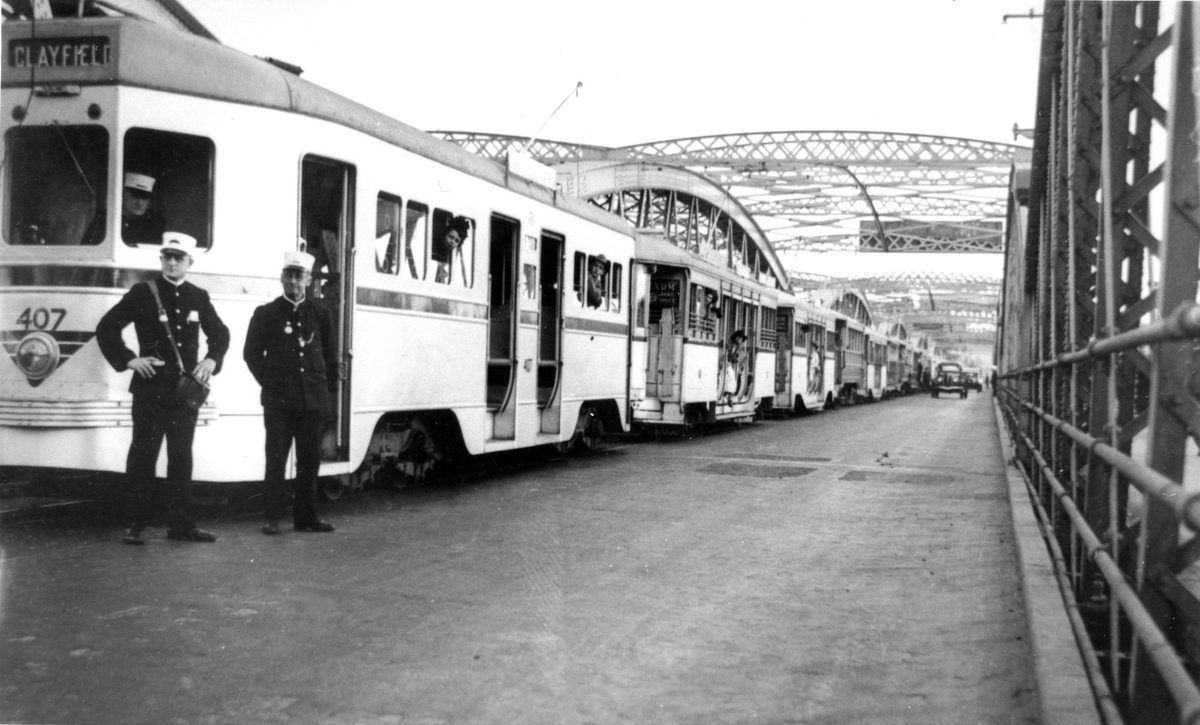 Trams held up on Victoria Bridge after a derailment at North Quay, Brisbane, 1940