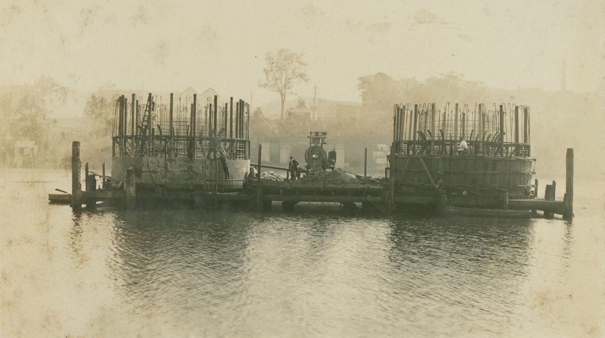 Construction of the Grey Street Bridge in the Brisbane River, June 1929