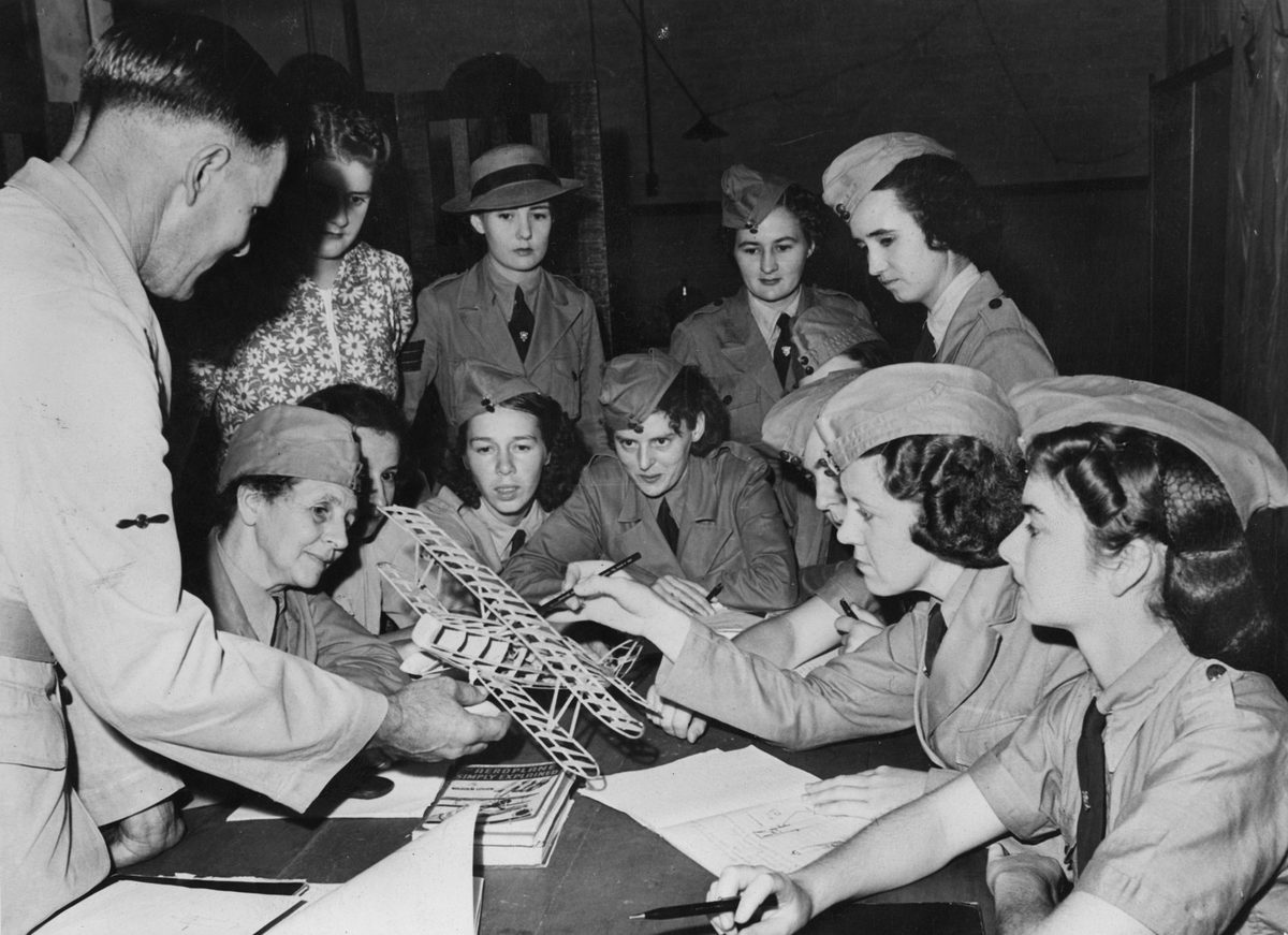 Aviation basics for the Australian Women's Corps, October 1941