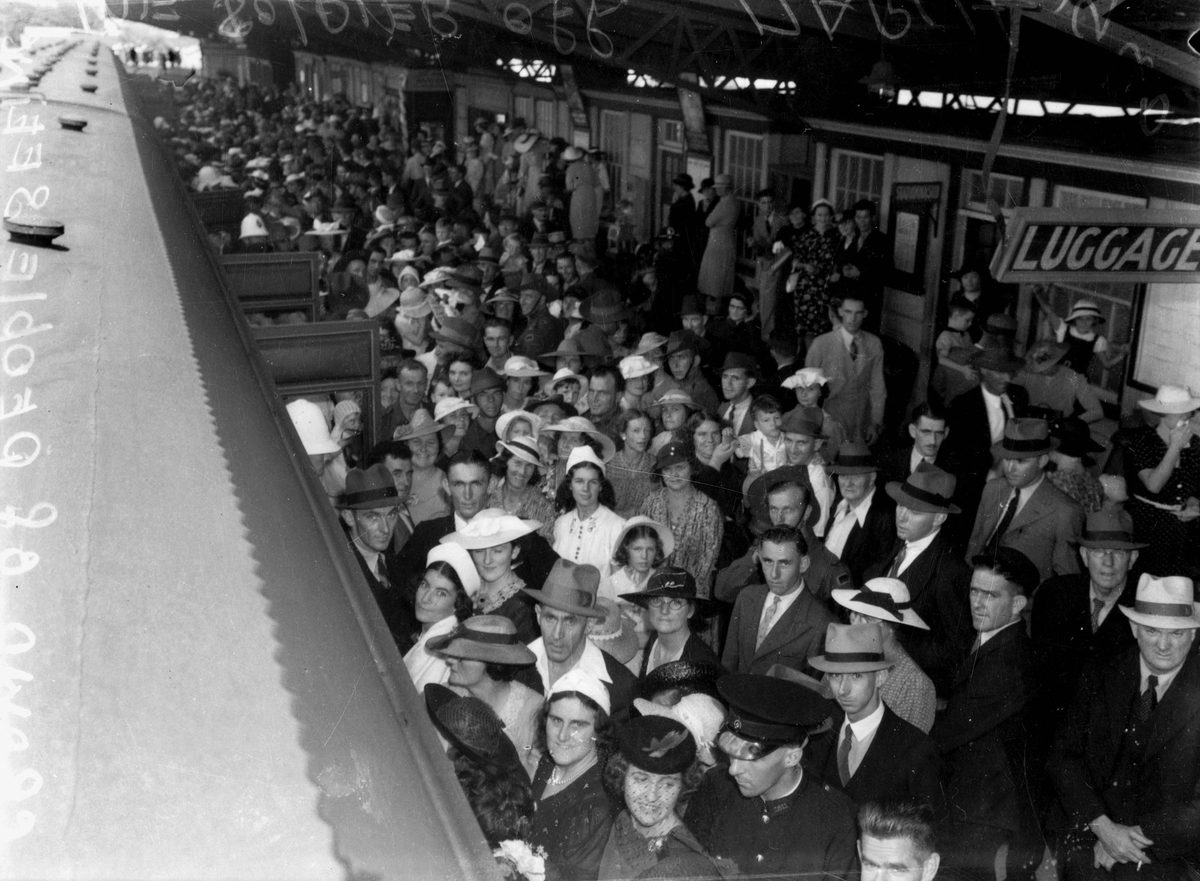 Crowds on the platform of South Brisbane Interstate Station to farewell soldiers, March 1940