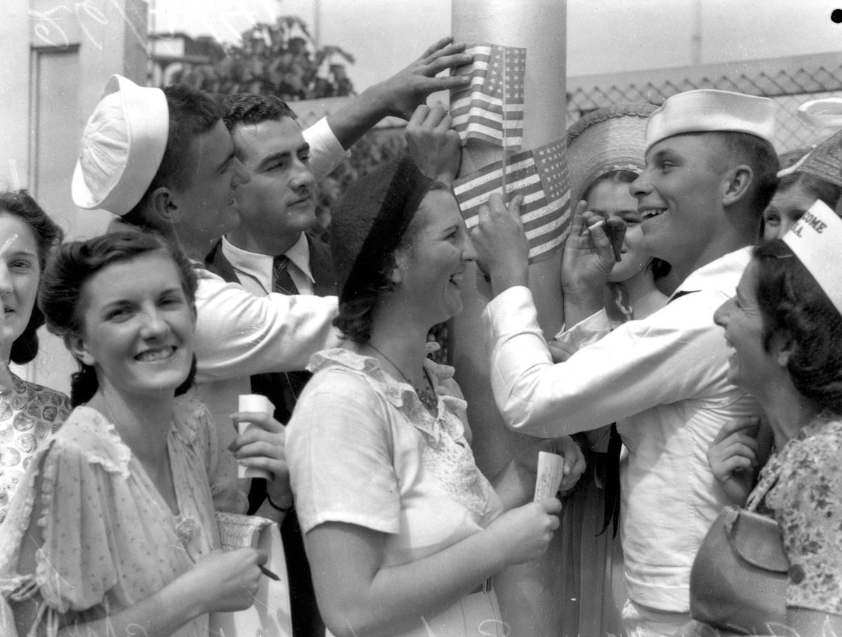 Women with visiting American sailors, Brisbane, Queensland, 1941