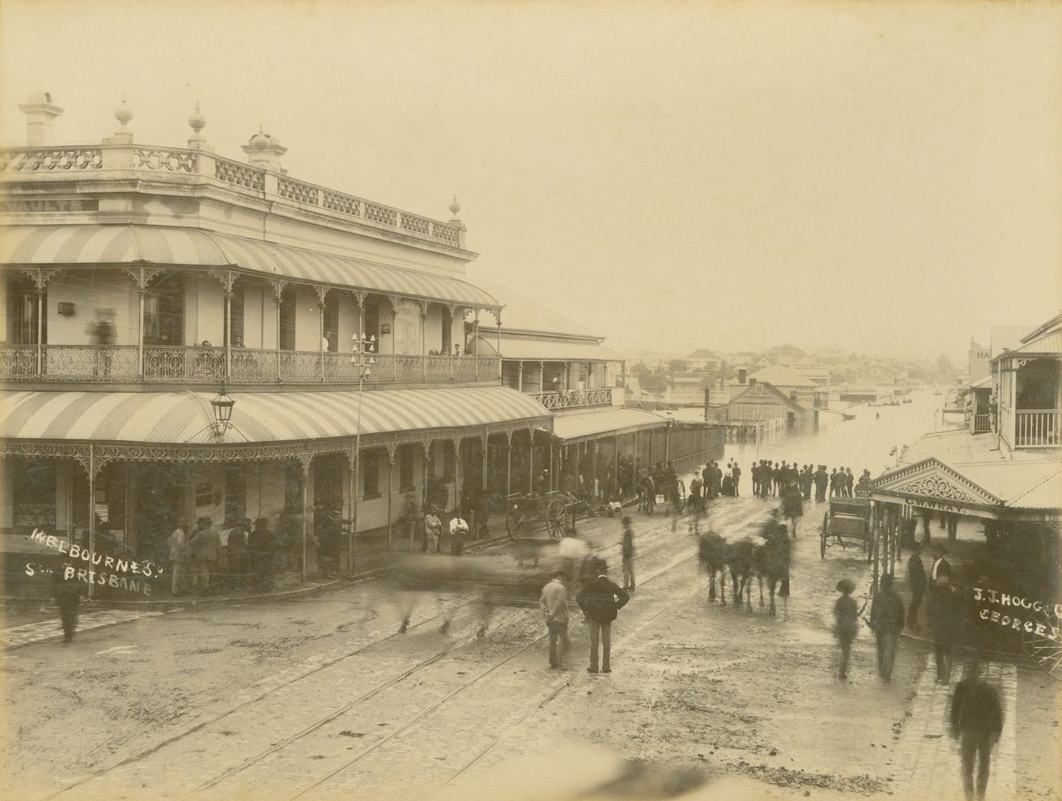 Spectators watch rising floodwaters in Melbourne Street, South Brisbane, 1890