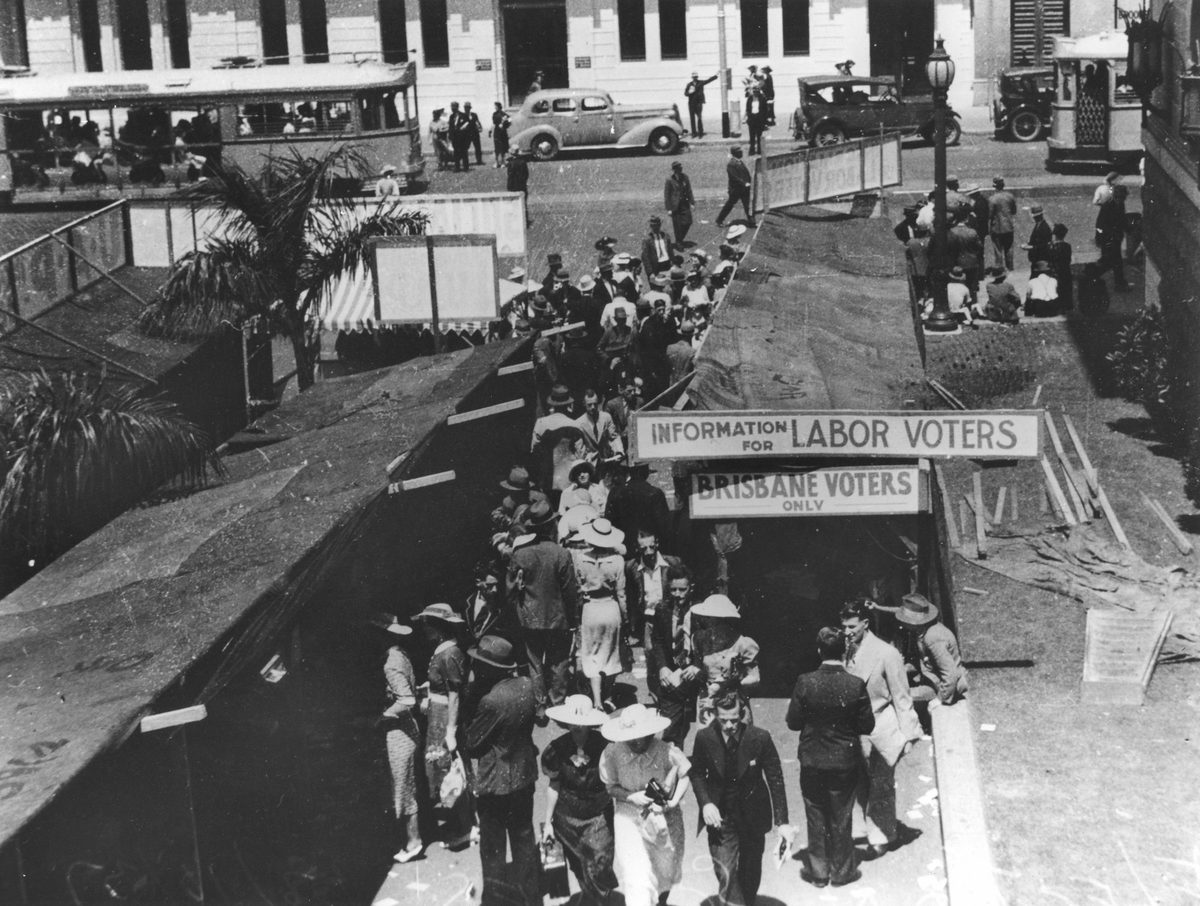 Election scene outside Brisbane City Hall, 1937