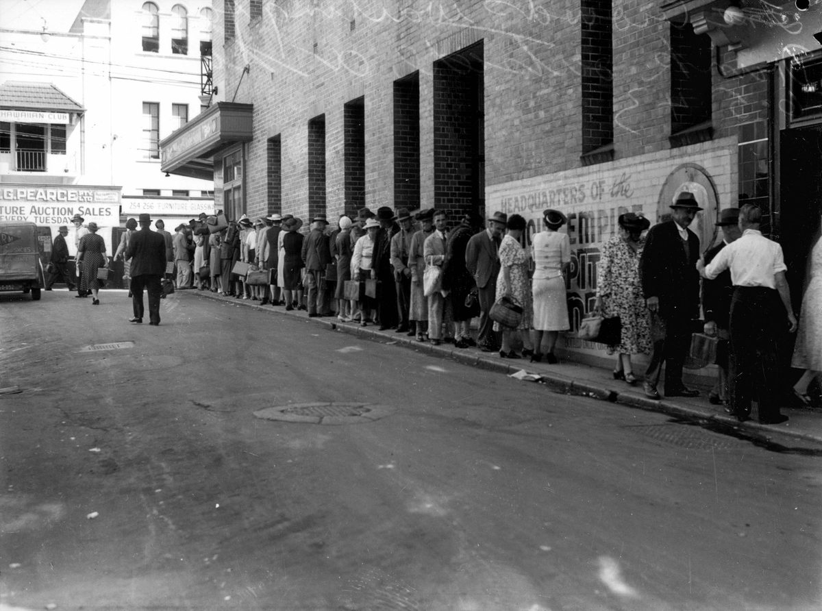 Crowd lined up on the footpath waiting for liquor rations, Brisbane, May 1943