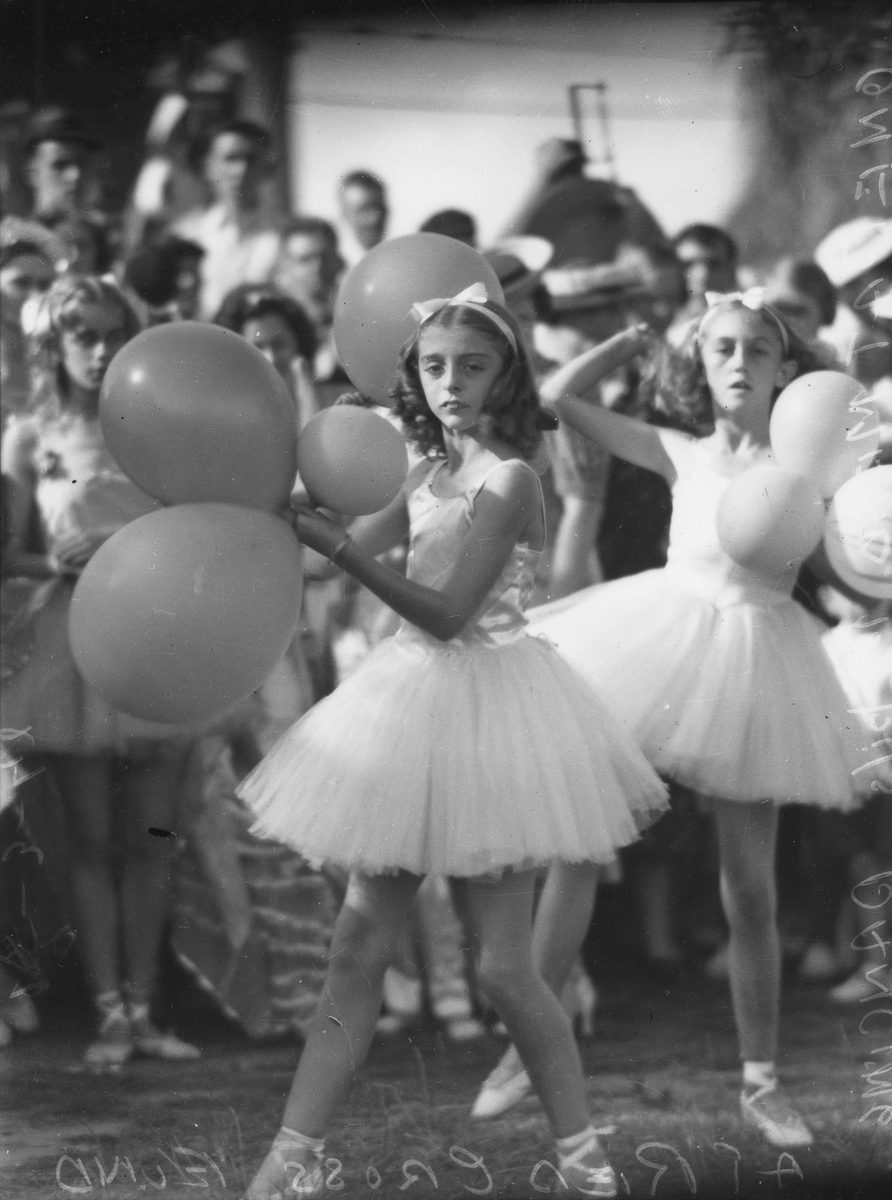 Ballerinas dancing at the Red Cross Fund, Brisbane, 1942