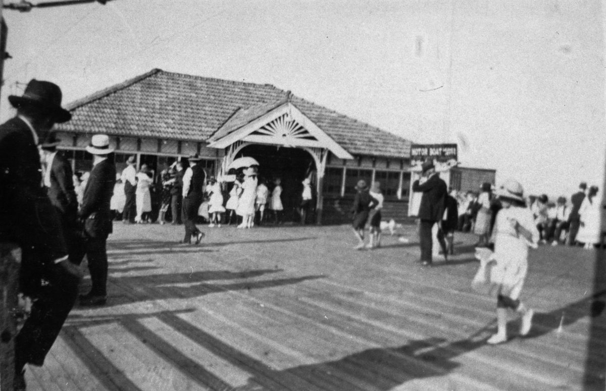 People enjoying a day out at the jetty and kiosk at Manly, 1922