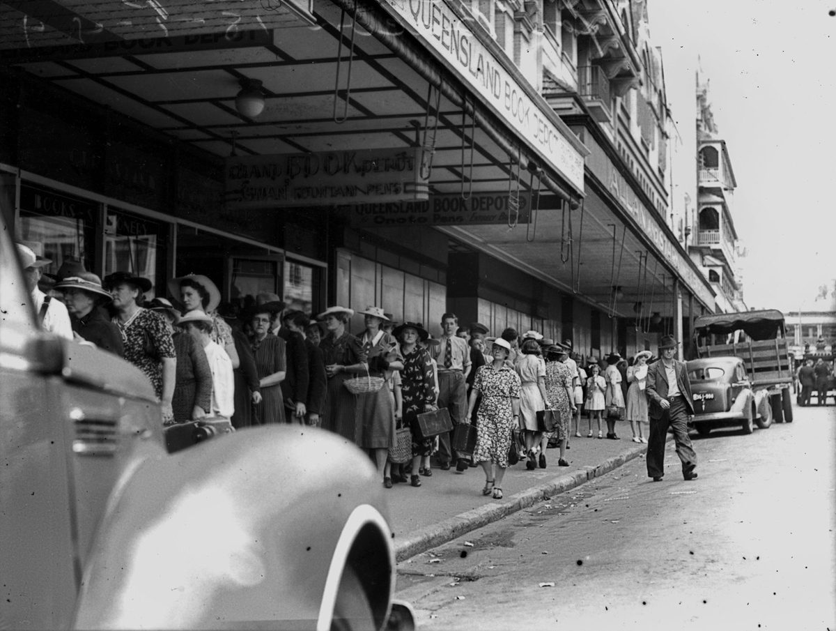 Crowds line the footpath waiting for bacon in Adelaide Street, Brisbane, January 1944