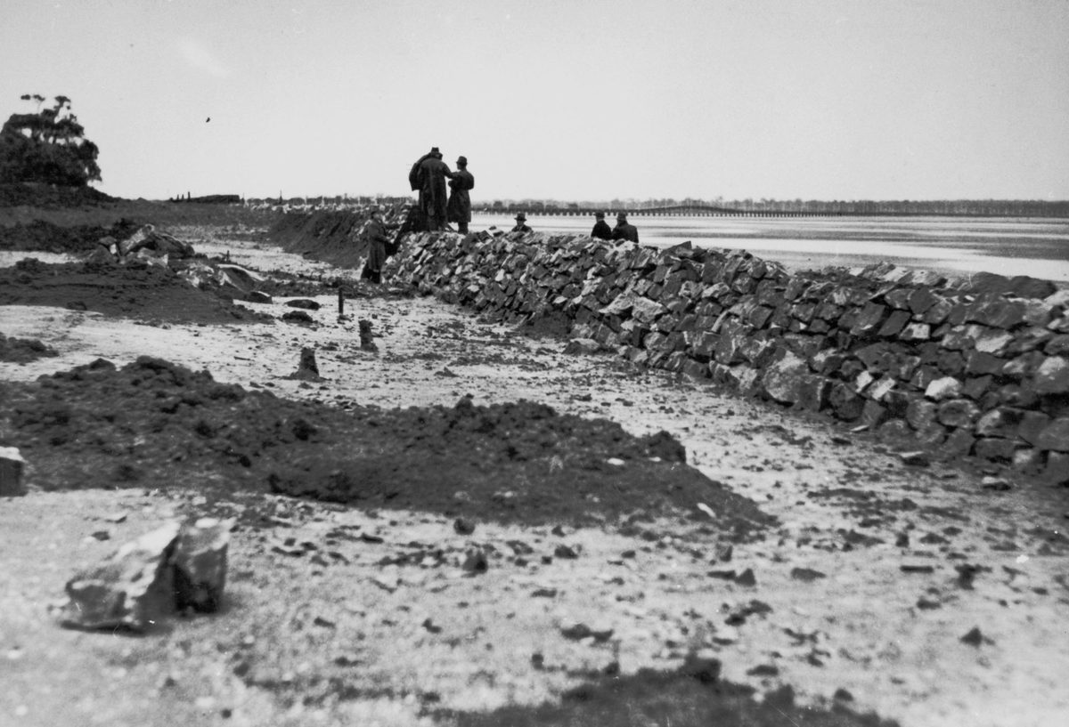 Construction of stone retaining wall at Brighton, Brisbane, 1938