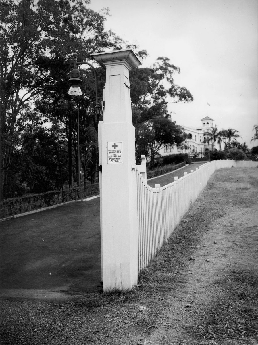 Notice supporting Australian Prisoners of War attached to the gatepost at Government House, Brisbane, 1942