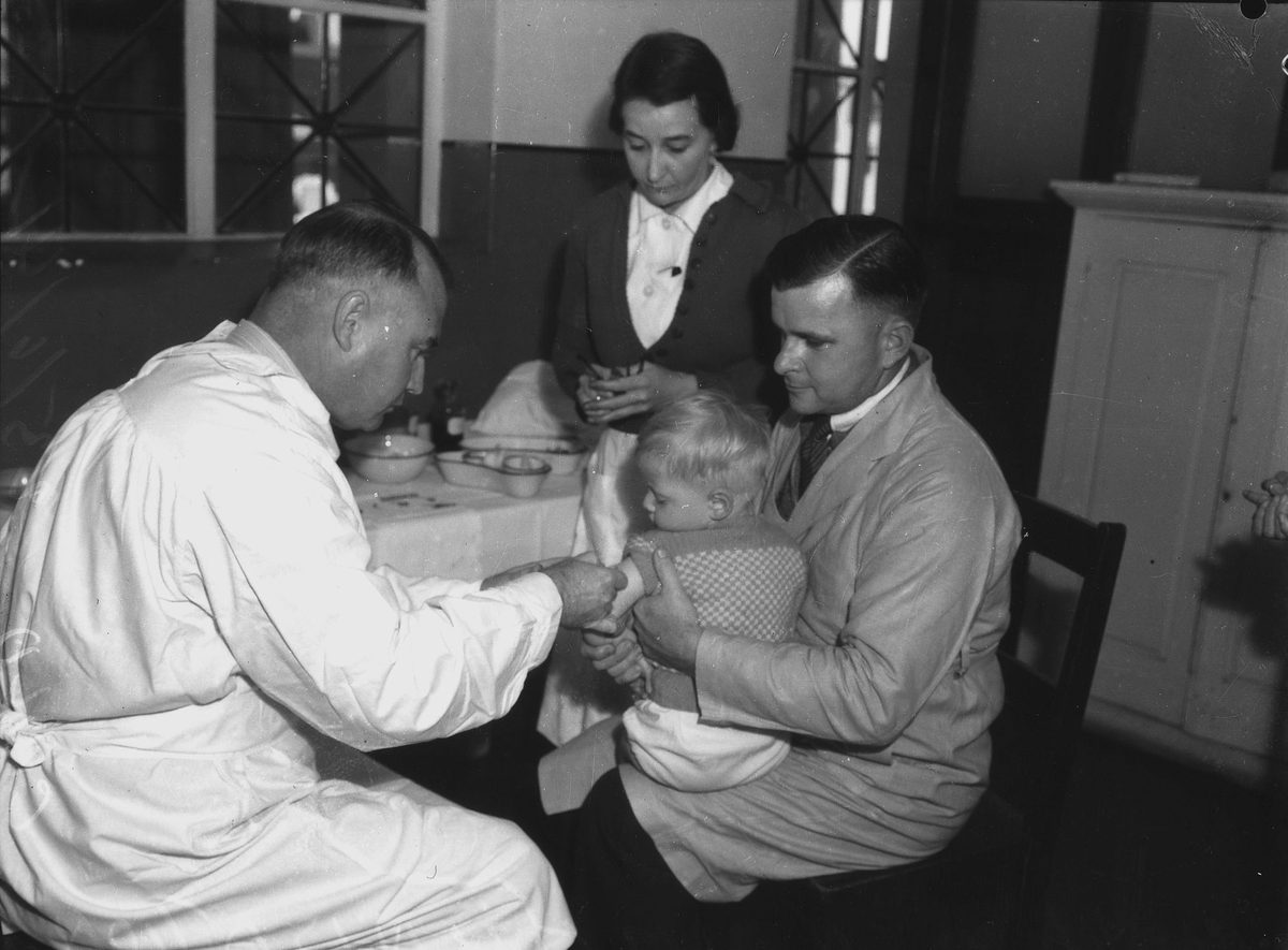 Doctor immunising a child, 1941