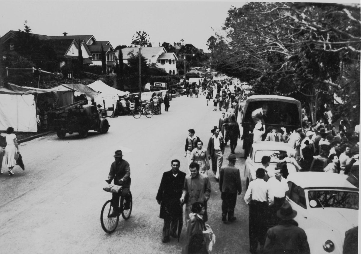 Crowds attending the Jubilee Regatta on Coronation Drive, Toowong, 1952