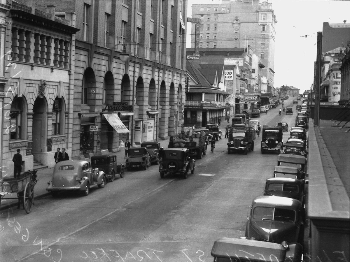 Traffic congestion on Elizabeth Street, Brisbane, 1939