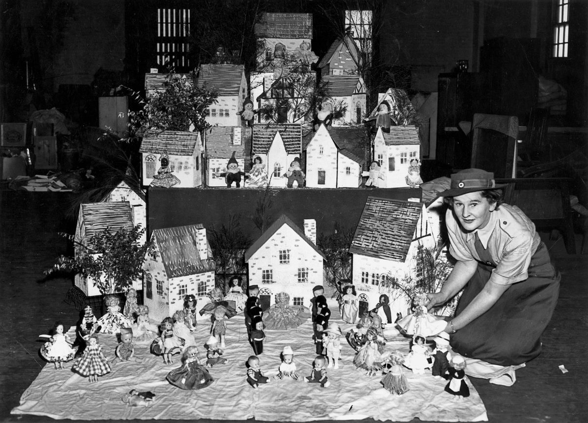 Model village and dolls at the Chelsea Flower Show, Brisbane, 1951