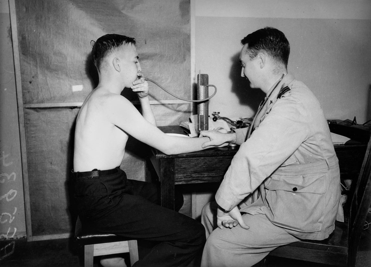 Medical examinations at the RAAF recruiting depot, Brisbane, October 1942