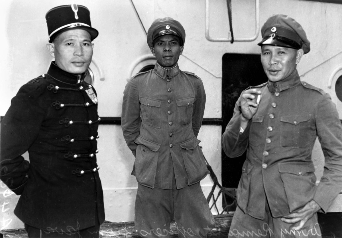 Officers of the Dutch East Indies Army taking a break in Brisbane, 1938