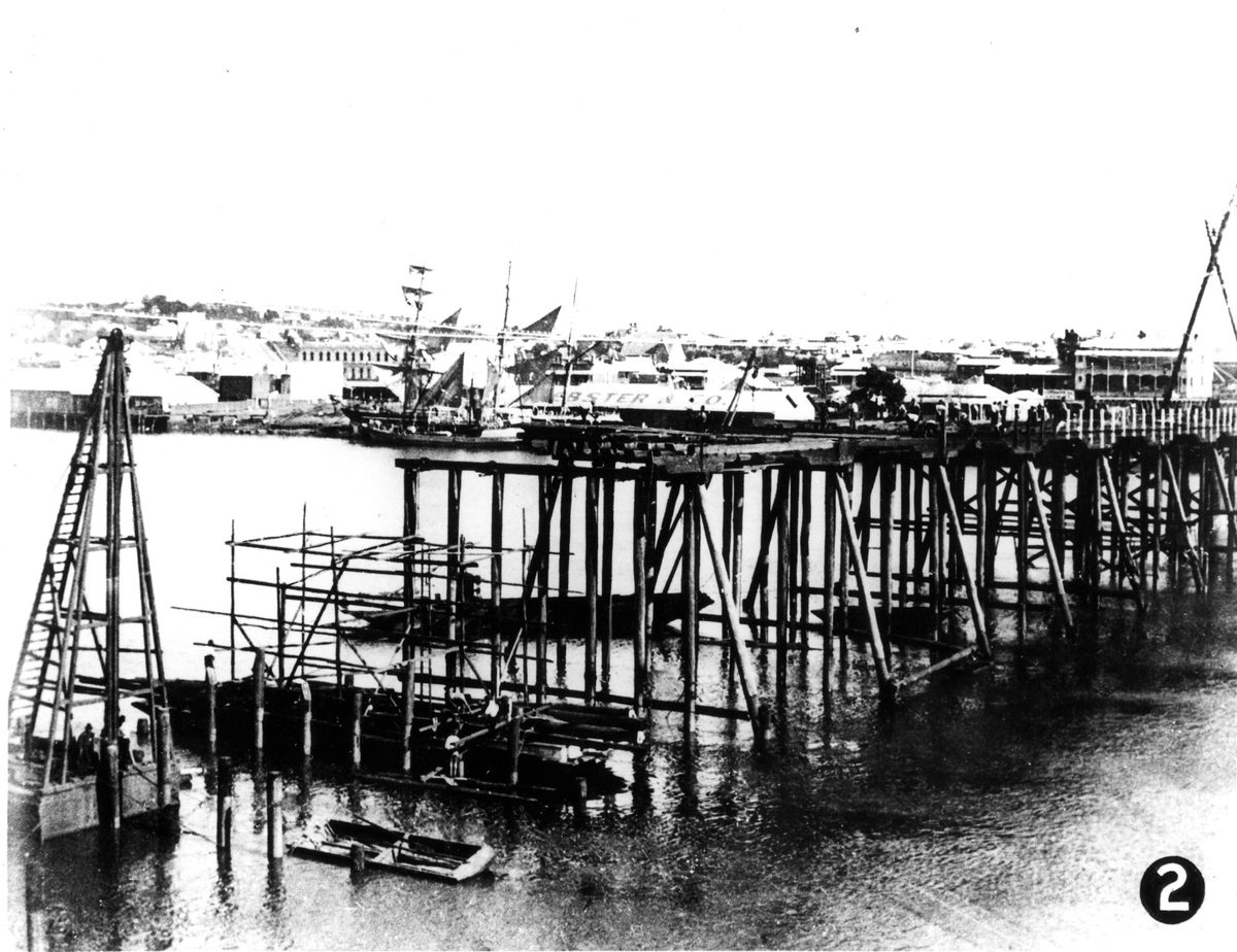 Construction of the second temporary Victoria Bridge, 1893