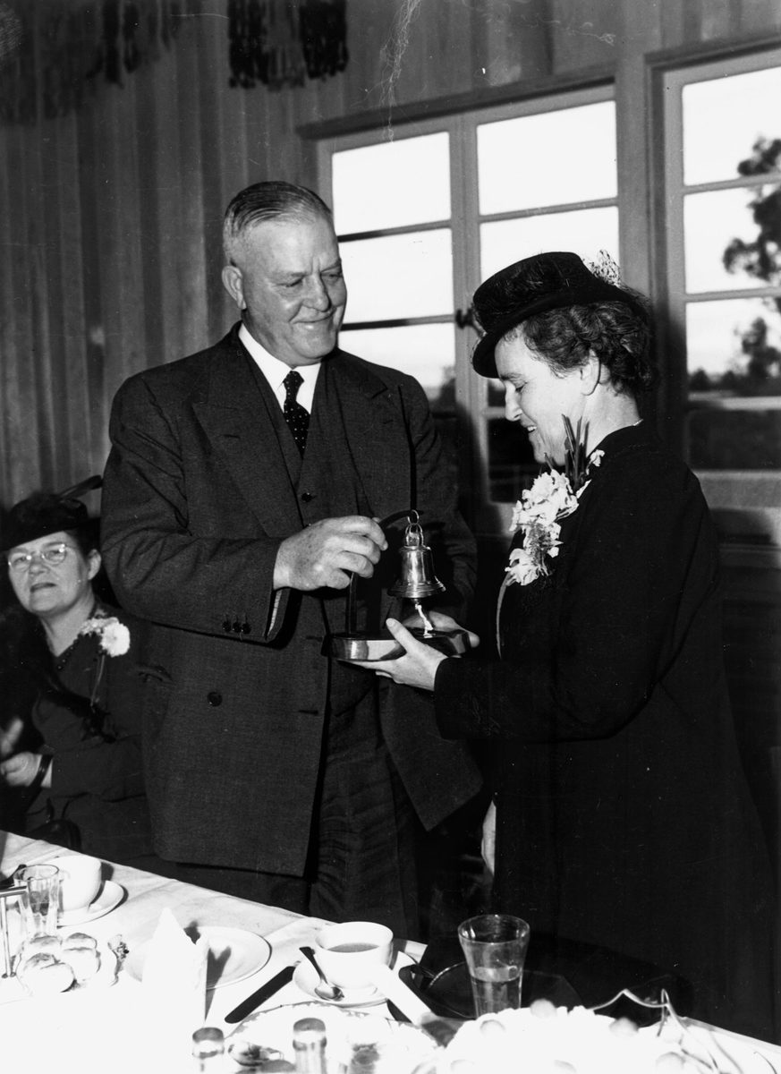 Wife of Prime Minister John Curtin being presented with a memento, Brisbane, August 1942
