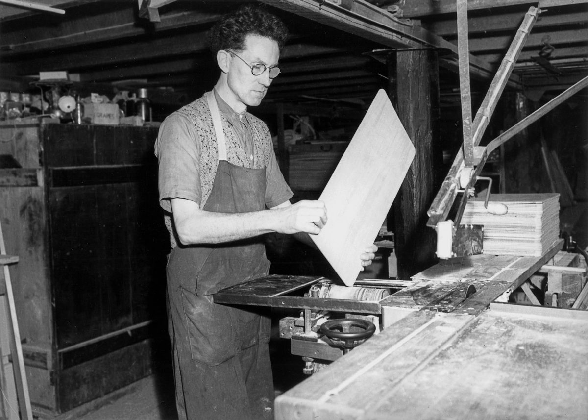 Blind carpenter working with a sander, Indooroopilly, October 1942