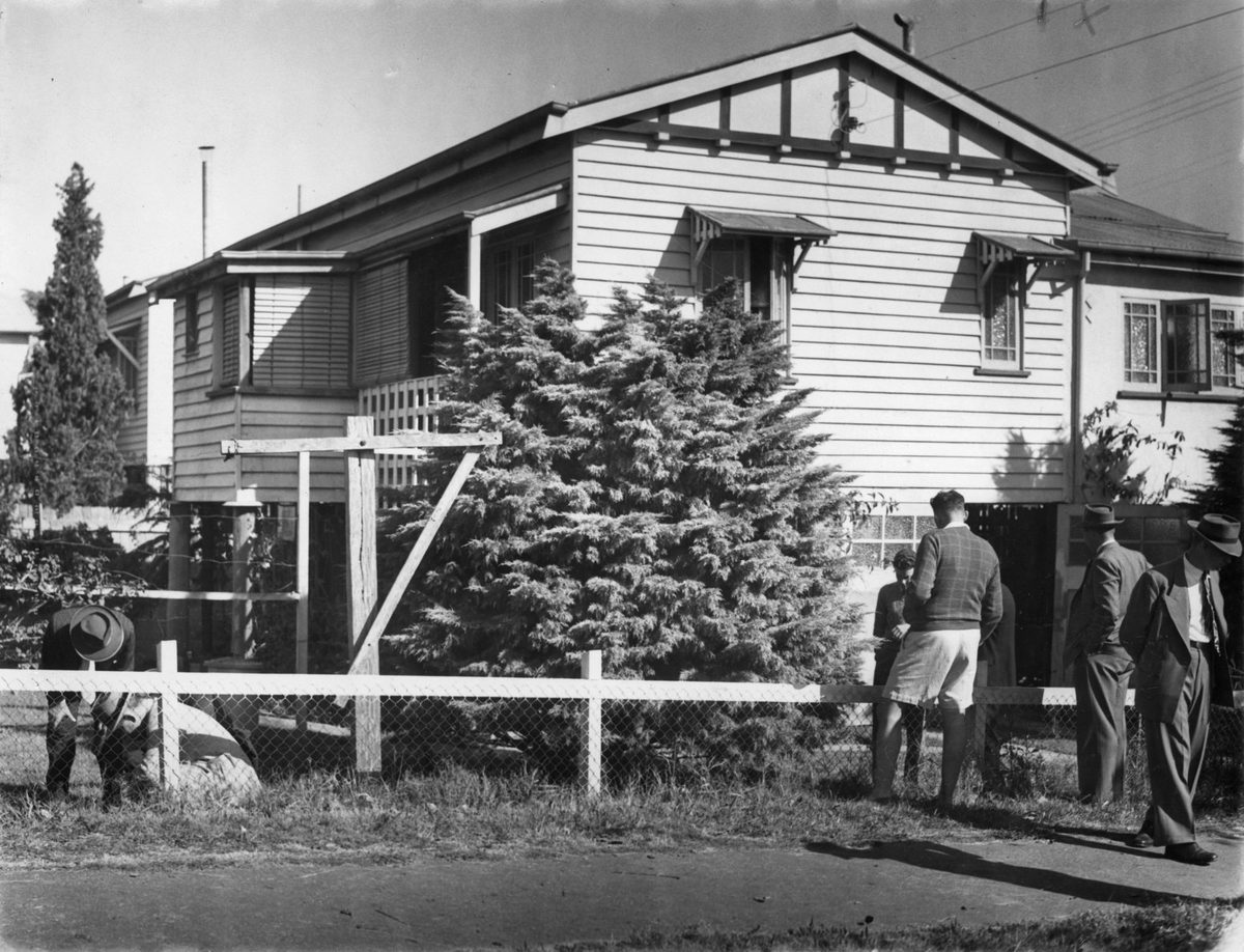 Police examining a murder scene in Brisbane, 1952