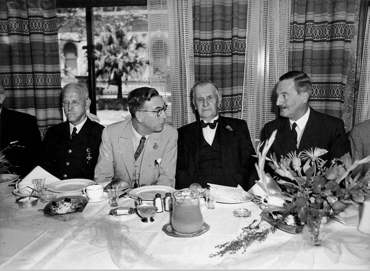 Luncheon at the Bellvue Hotel, Brisbane, 1942