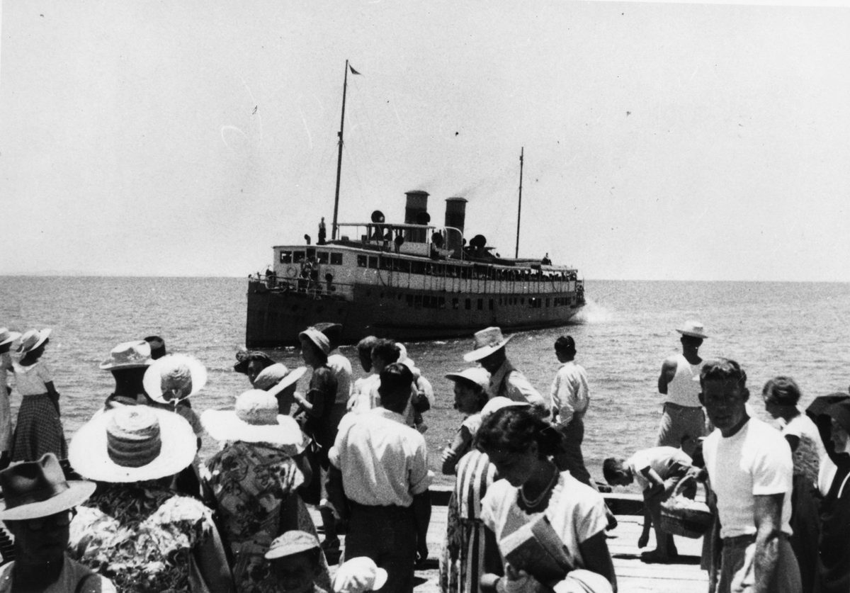 Ferry approaching the jetty at Redcliffe, 1952