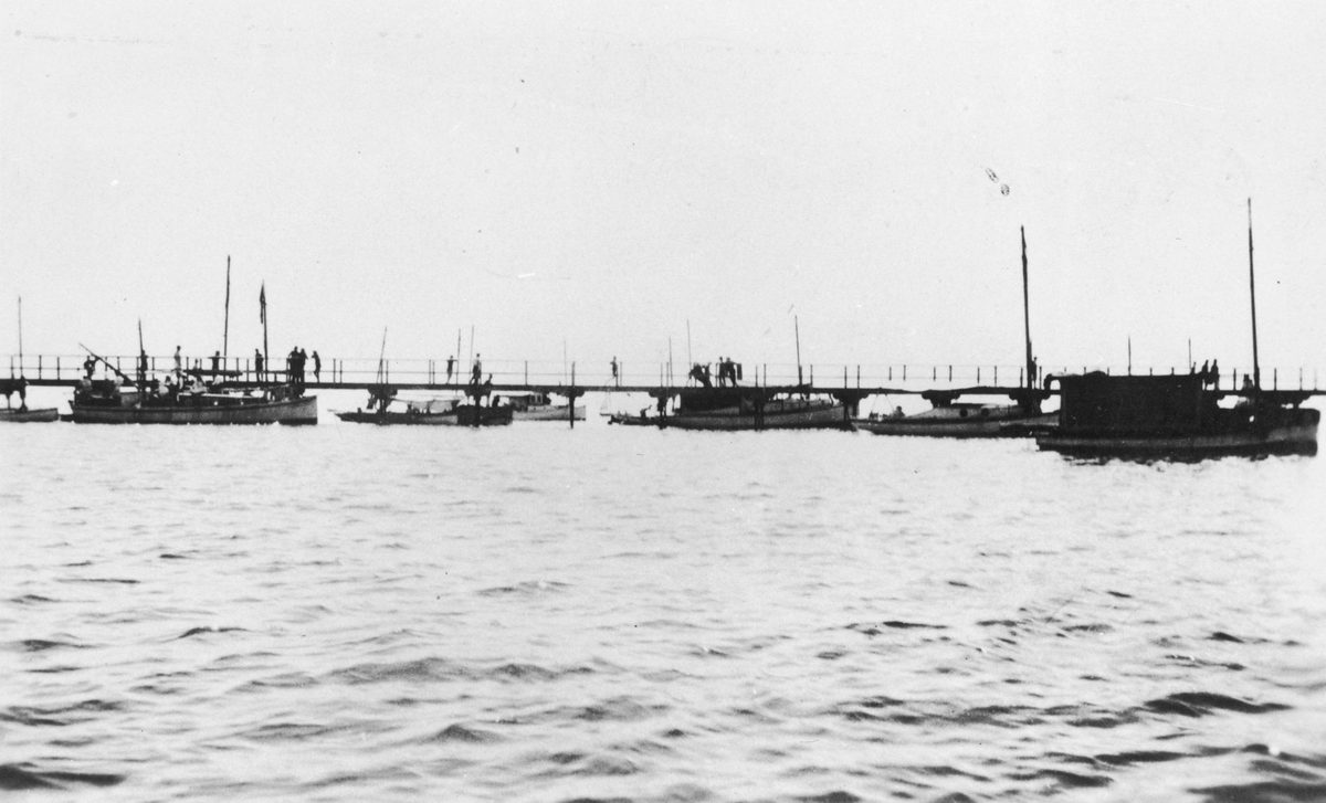 View of a jetty in Cleveland on Easter, 1924