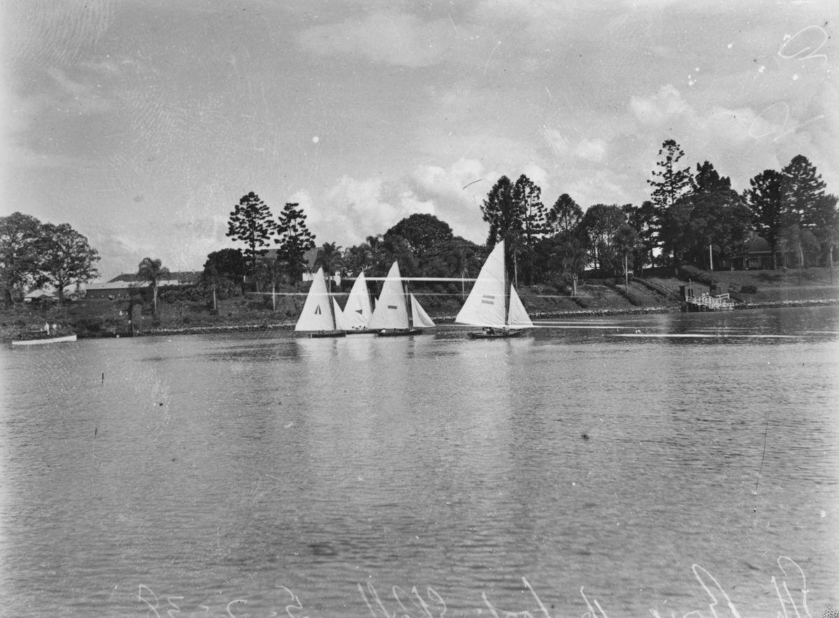 Racing sixteen foot skiffs on the Brisbane River, 1938