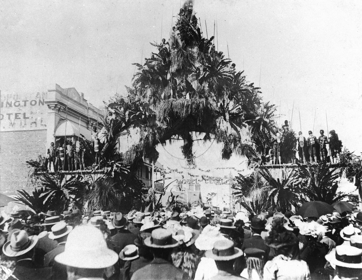 Aboriginal Arch and crowds welcoming the Duke of York's Visit, Brisbane, 1901