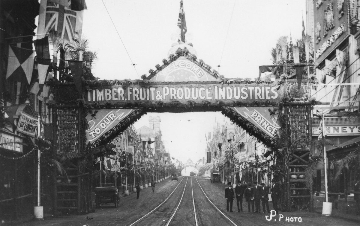 Arch of welcome erected in Queen Street in honour of the visit of the Prince of Wales to Brisbane, 1920