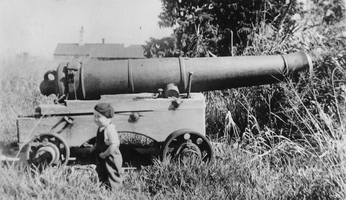 Signal cannon on St. Helena Island, 1939
