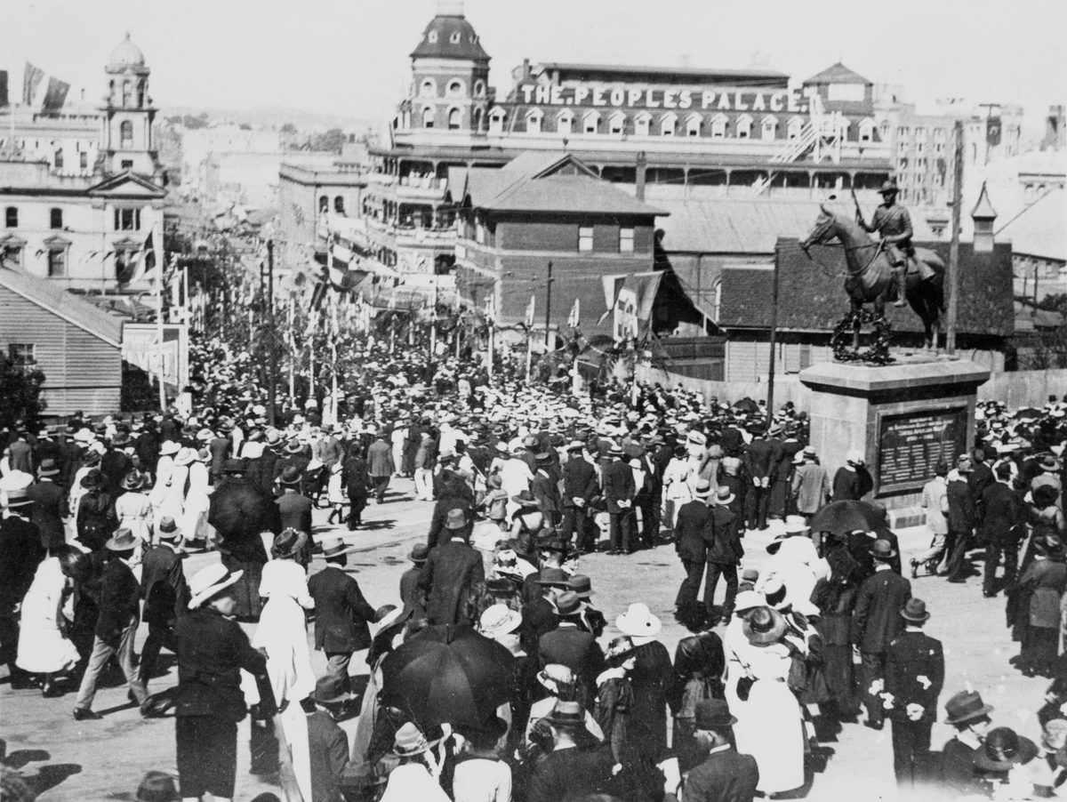 Crowds gathered on Edawrd Street to watch Edward, the Prince of Wales, Brisbane, 1920
