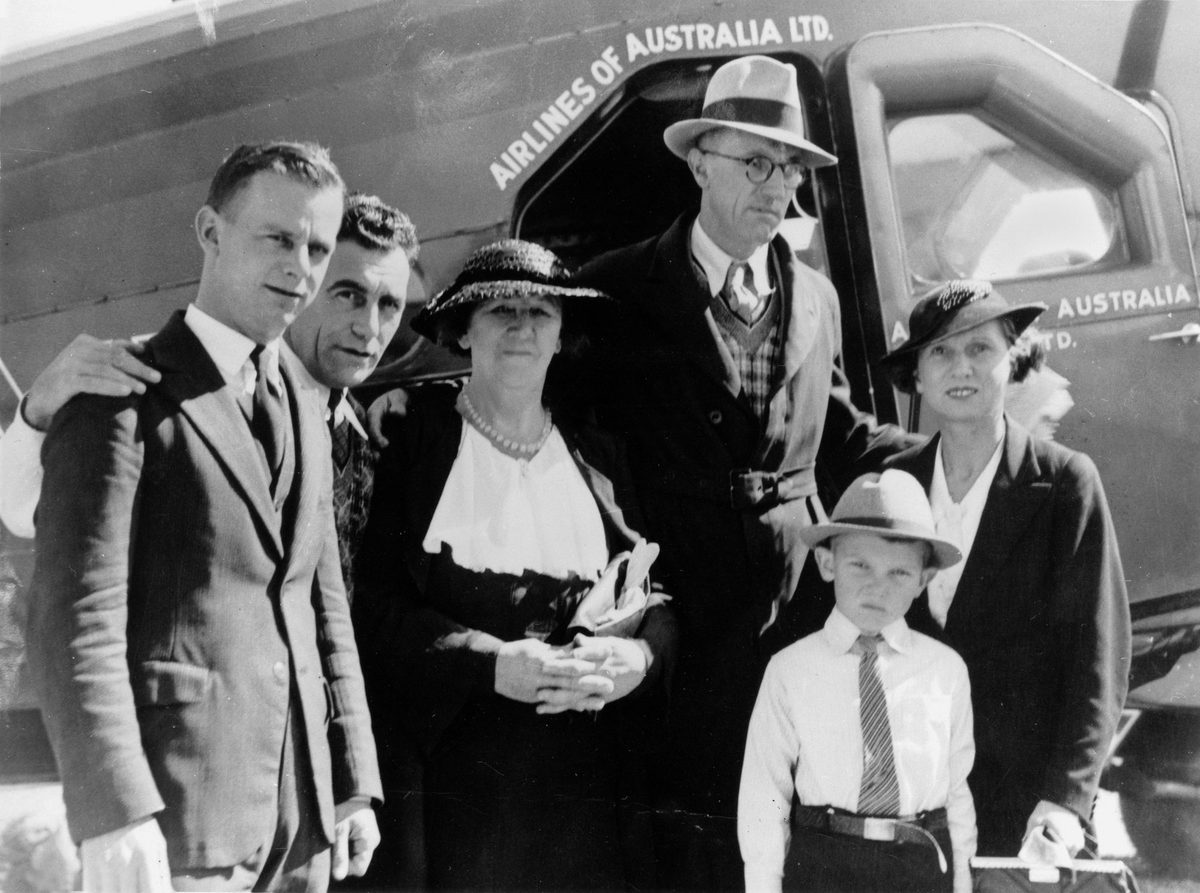 Passengers arriving on a domestic flight into Brisbane Aerodrome, 1934