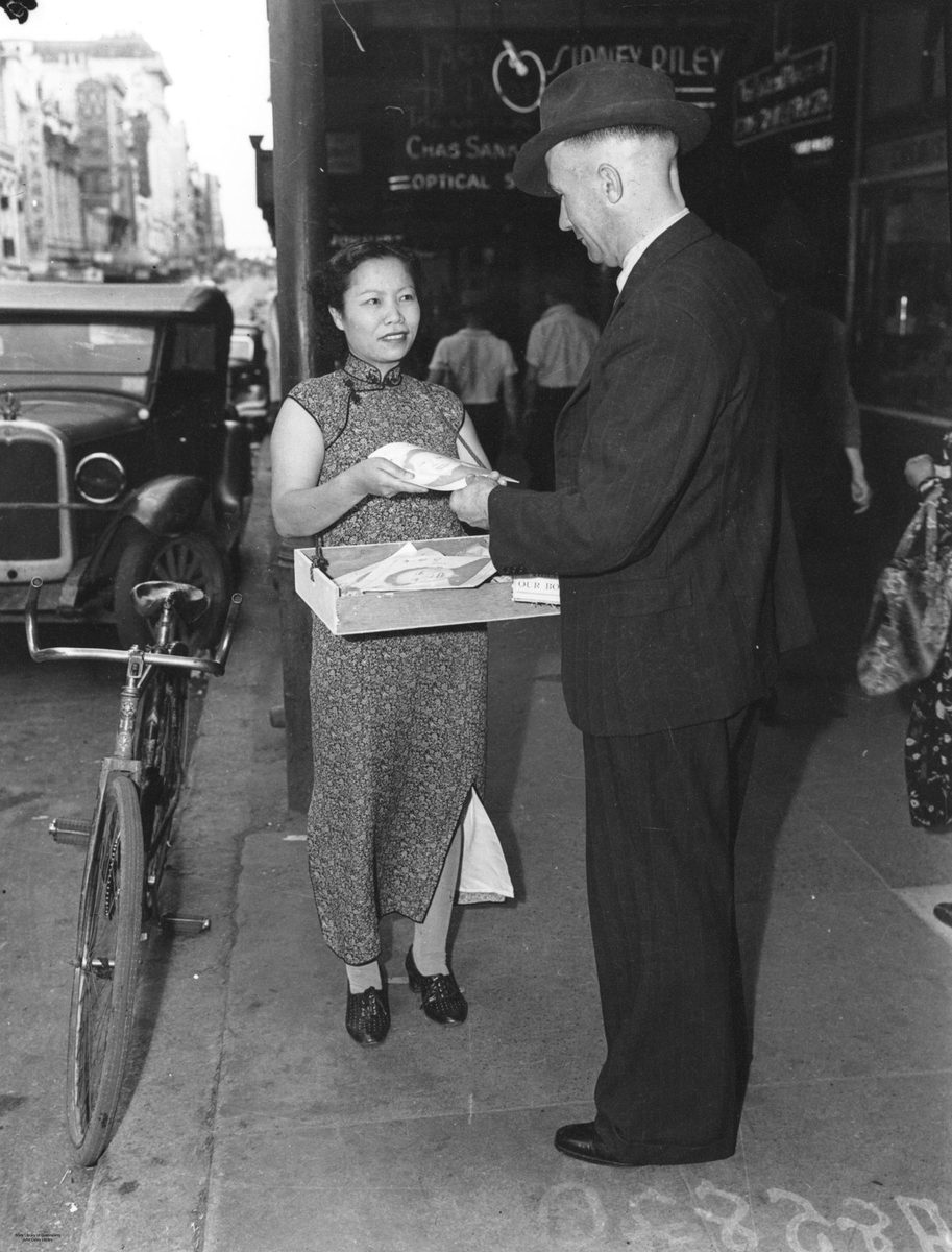 Collecting funds for medical aid to China, 1942