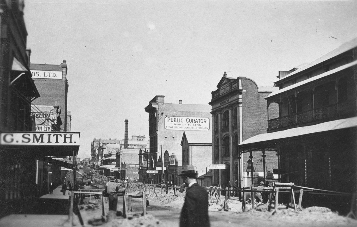 Laying water pipes along Elizabeth Street, 1922