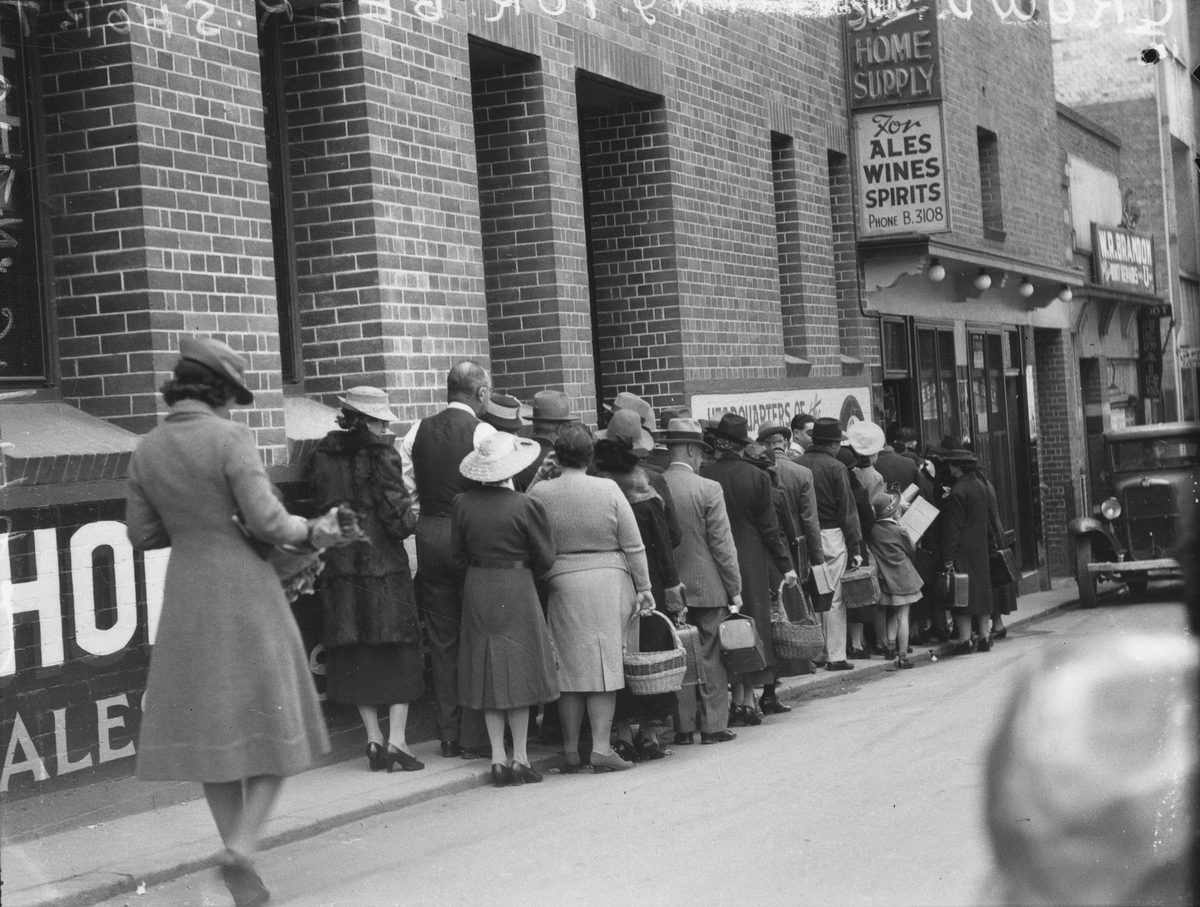 Shoppers in Burnett Lane, Brisbane, Queensland, 1942