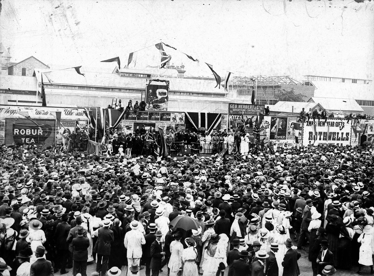 Recruiting meeting in Albert Square, Brisbane, 1915