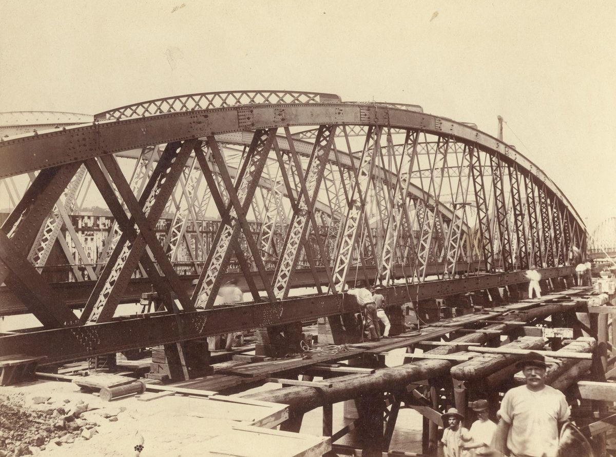 Men working on the construction of the second permanent Victoria Bridge, Brisbane, 1896