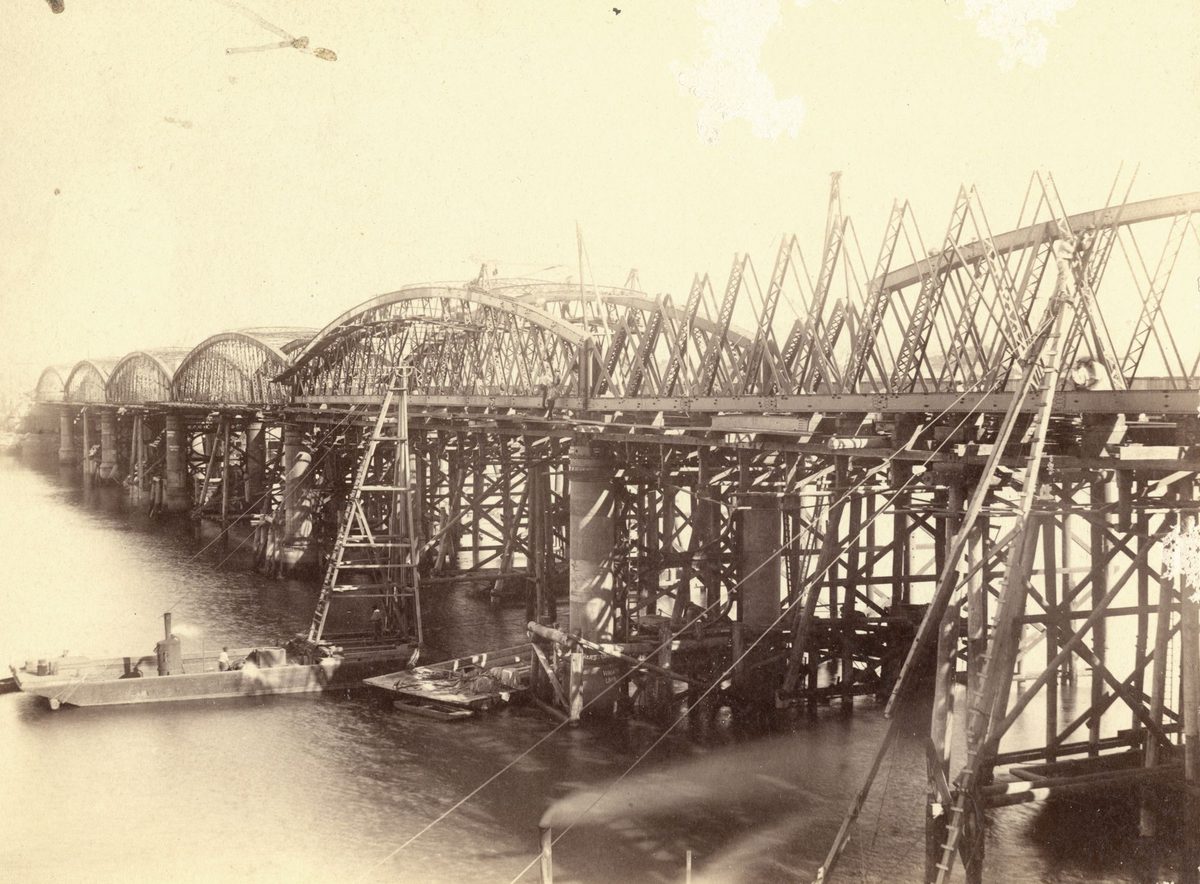 Constructing the downstream section of the second permanent Victoria Bridge, Brisbane, 1896