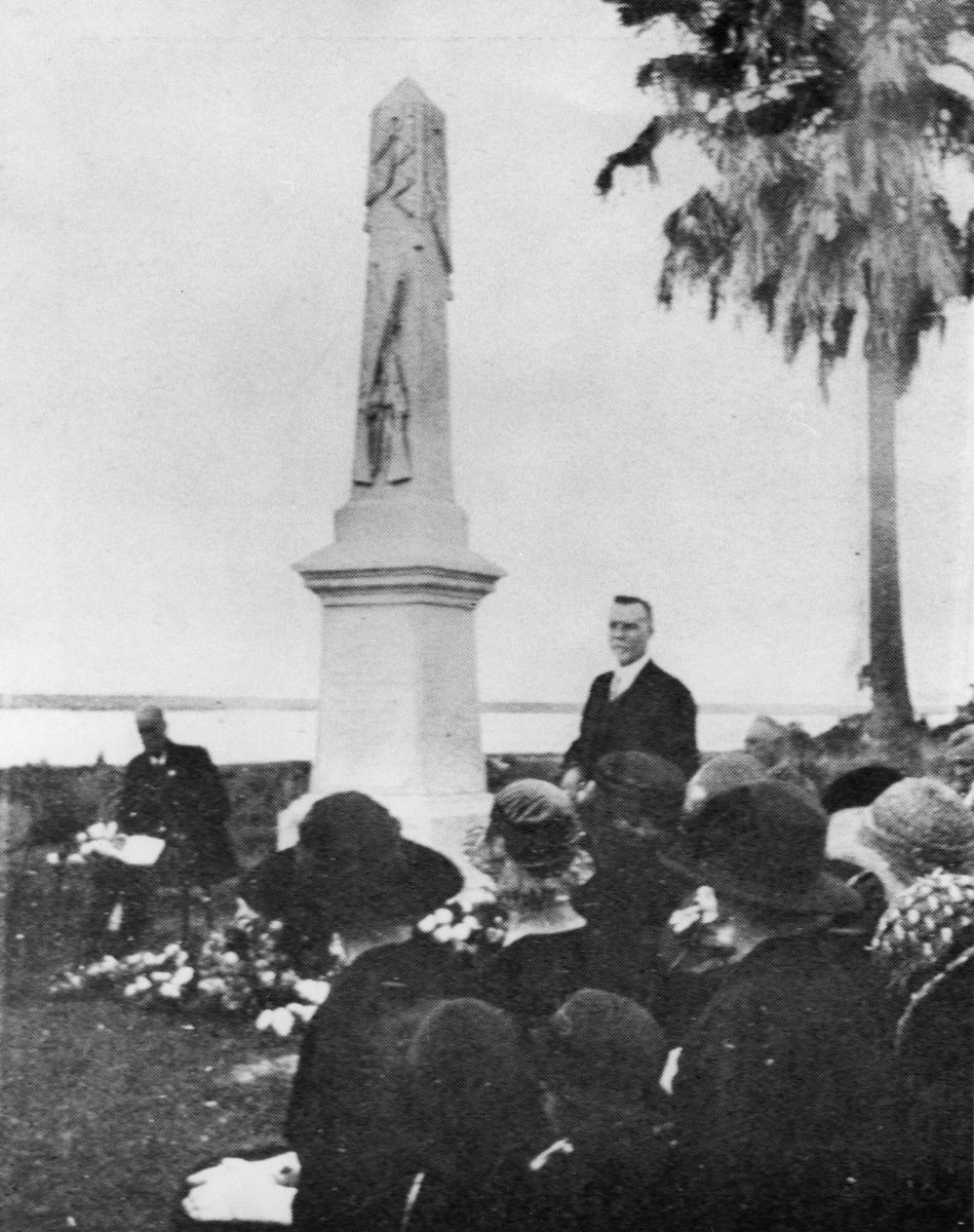 Service at the Redland Bay War Memorial, 1925
