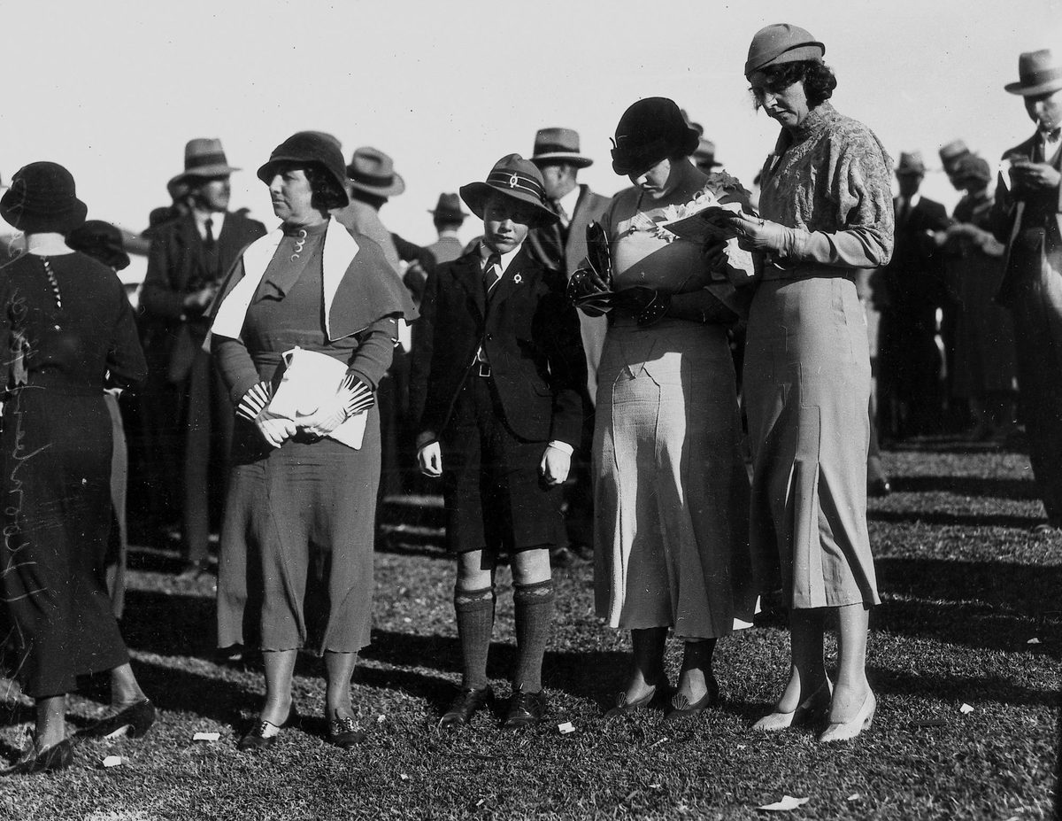 Angela Casey, Enid Maxted, Albi Maxted and Mrs Maxted at Doomben Races, Brisbane, 20 May 1933