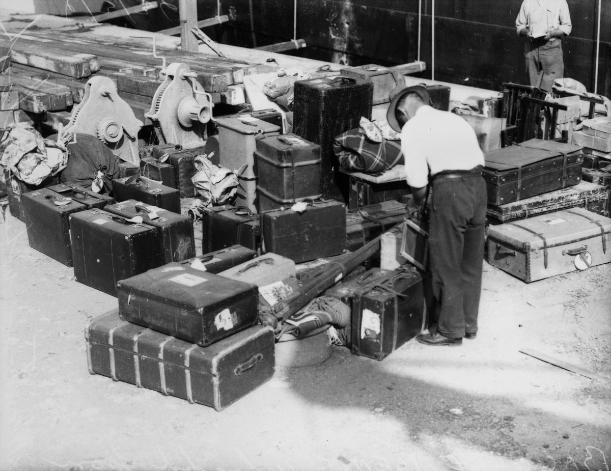 Baggage being unloaded from the ship Montoro, Brisbane, 6 March 1936